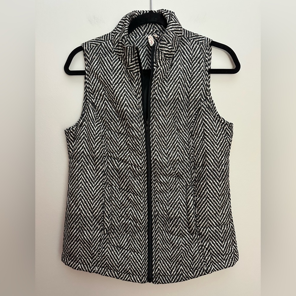 Red Camel Quilted Puffer Vest Black White Chevron Medium NWT